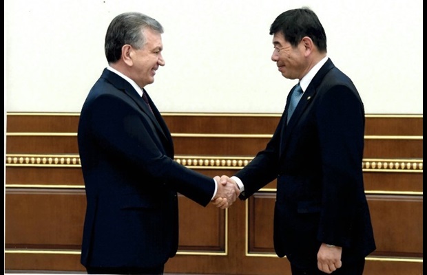 President of Uzbekistan H.E. Shavkat Mirziyoyev and WCO Secretary General Kunio Mikuriya